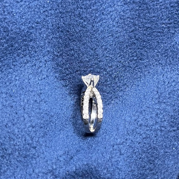 Kay Jewelers 1.5 carat Princess center stone. White Gold. Size 7. Kite setting - Picture 6 of 7